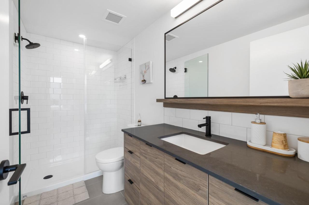 Brand New Luxury Downtown Near The Beach #16 Kelowna Kültér fotó